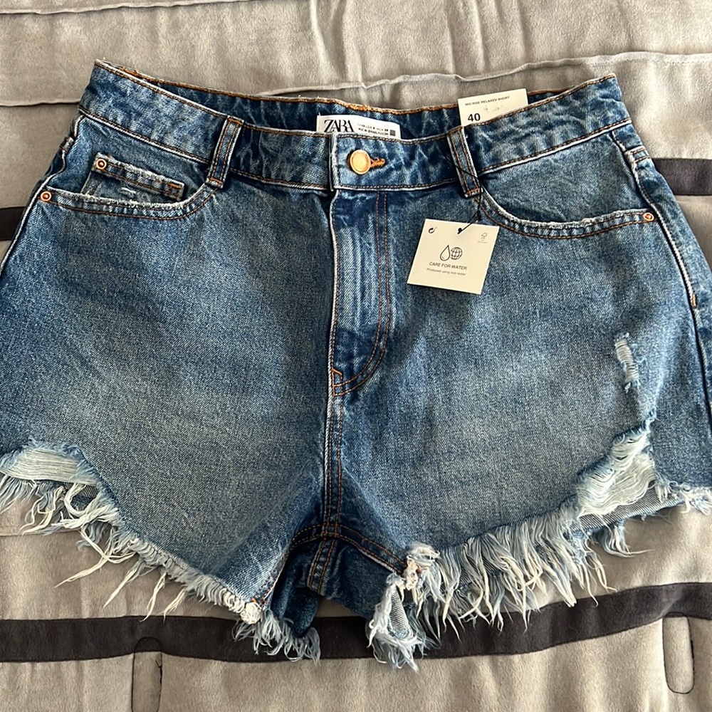 Zara mid rise relaxed short size 8 US